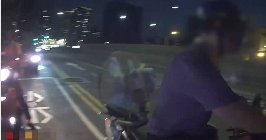 新北男停紅燈遇攔查竟「心虛逃跑」　警見狀急抓車尾慘遭甩飛