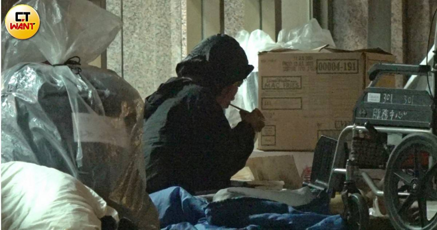 回不了的家2／有家為何寧可睡街頭？　精神醫師與社工聯手揭密