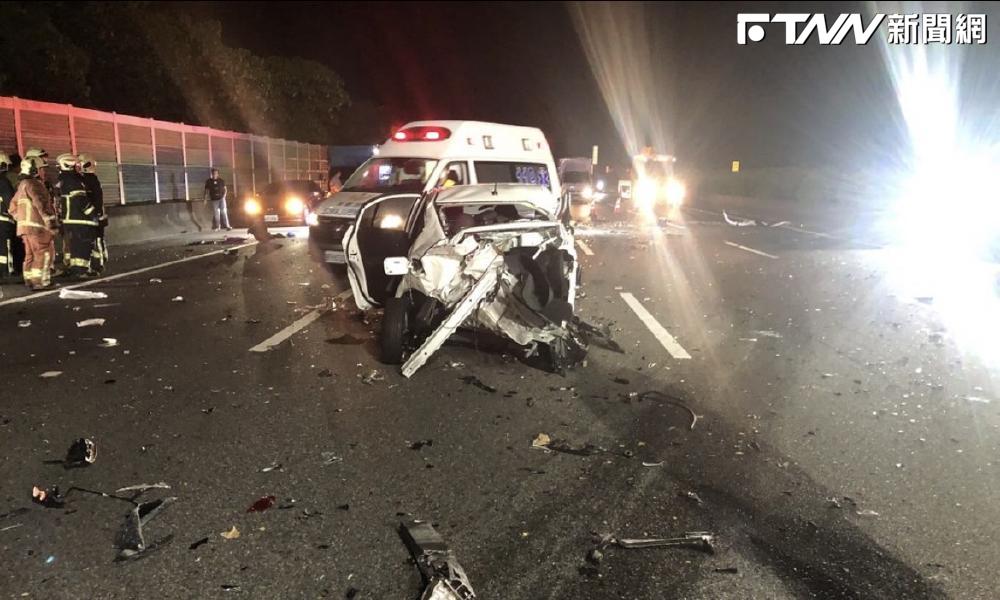 佳節遇憾事…國道凌晨死亡車禍　小客車遭撞擊「面目全非」1死3送醫